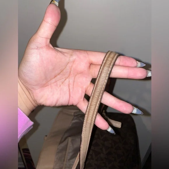 Michael Kors Jet Set Tote - Picture 8 of 9